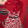 Robe pin up avec des motifs cœur rouge