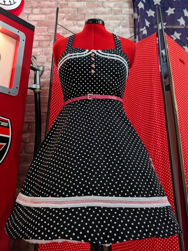 Robe pin up noir à pois blanc avec des motifs flamant