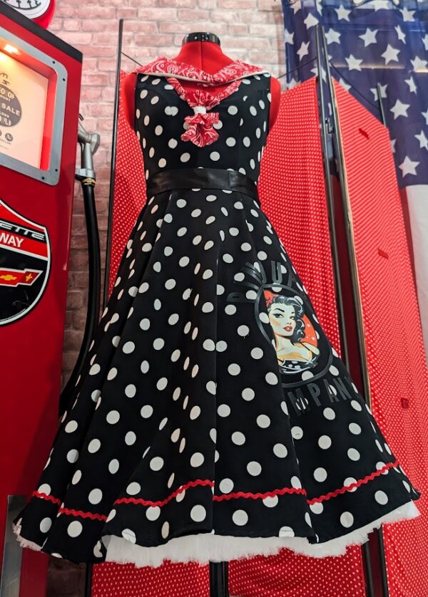robe pin up noir et à pois blanc