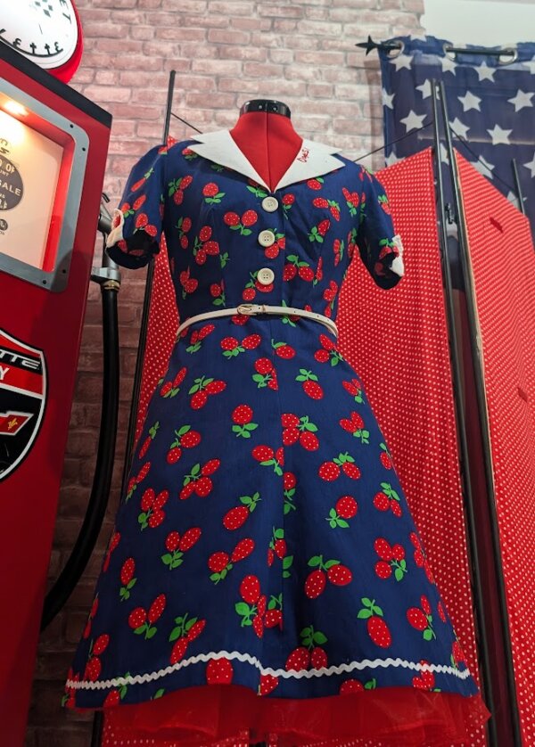robe pin up bleu avec des fraises en motif