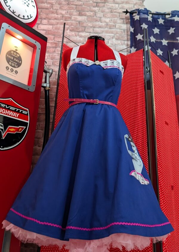 robe pin up bleu avec des liserait rose