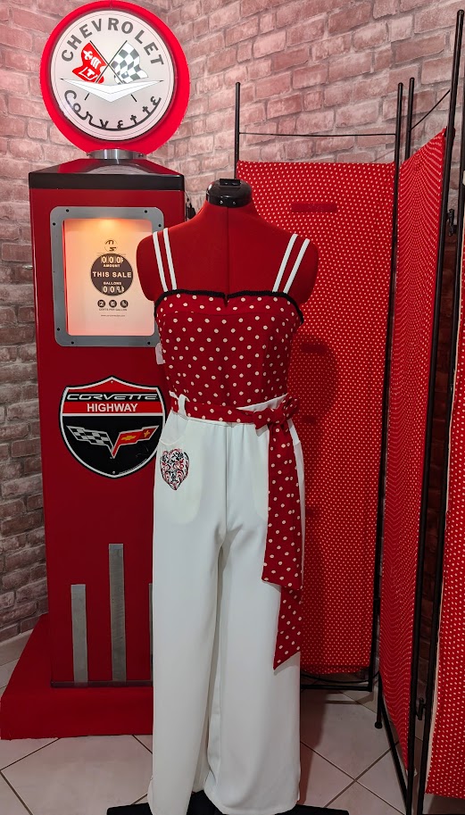 combinaison pin up rouge et blanche avec motif