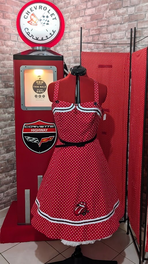 robe pin up rouge et blanche avec motif brodé