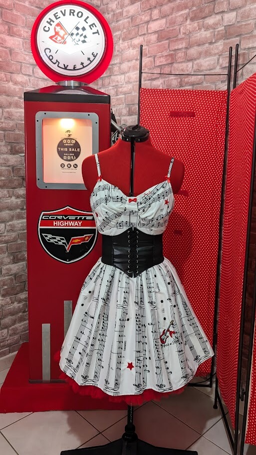 robe pin up blanche et noir avec motifs de rock et de mélodie