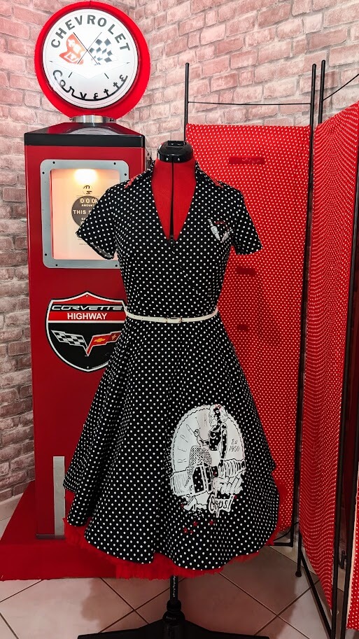 robe pin up noir et blanche avec des motifs rockabilly