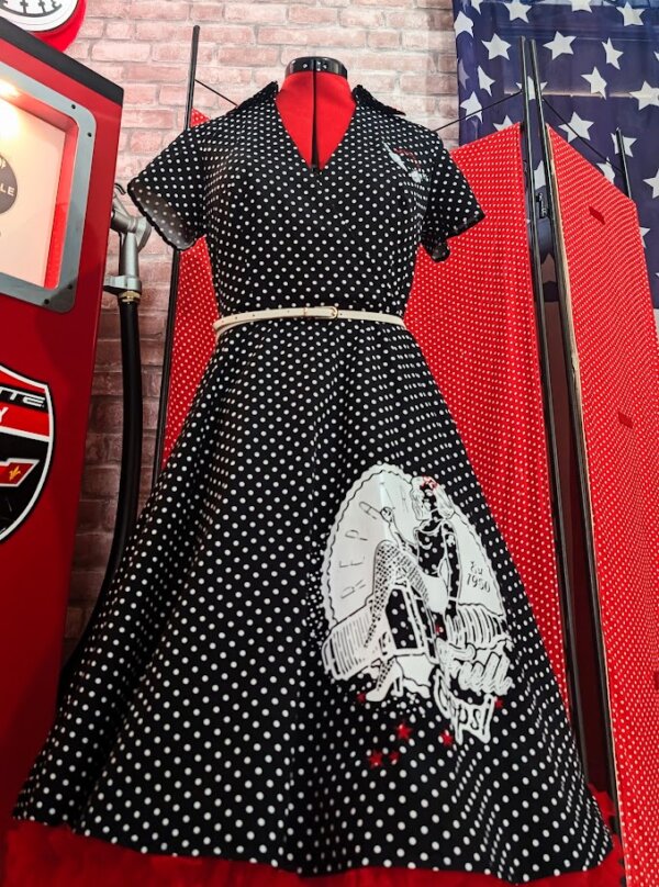 robe pin up noir et blanche avec des motifs rockabilly