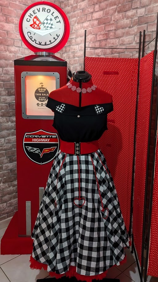robe pin up noir et blanche à carreaux et avec des motifs cœurs