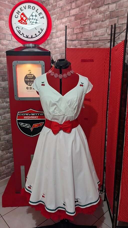 Robe pin up blanche avec des motifs brodées cerises