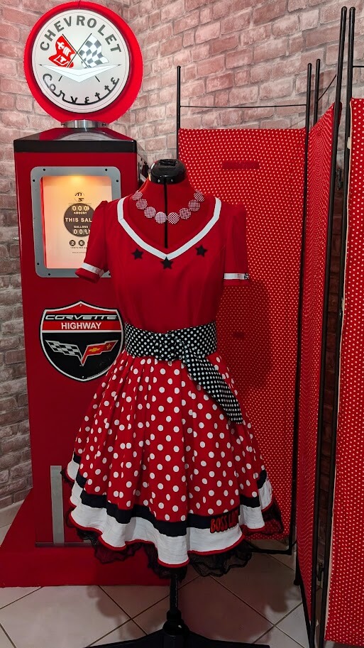 Robe pin up rouge à pois blanc avec des motifs brodés