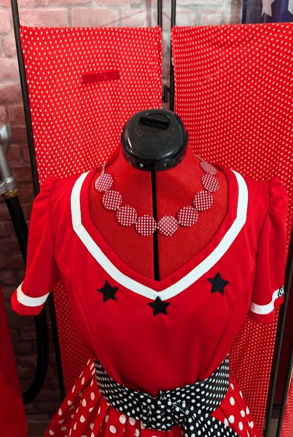 Robe pin up rouge à pois blanc avec des motifs brodés
