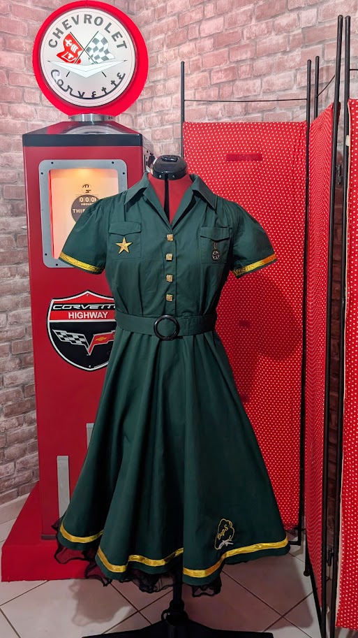 robe pin up verte et lisserait doré avec motifs étoiles , des boutons dorés , et un transfert style pin up dans le dos de la robe