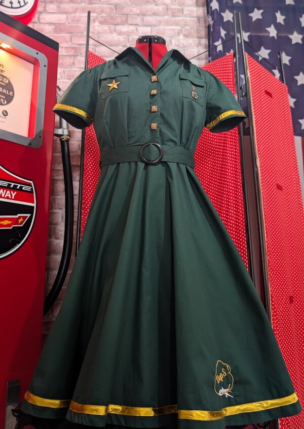 robe pin up verte et lisserait doré avec motifs étoiles , des boutons dorés , et un transfert style pin up dans le dos de la robe