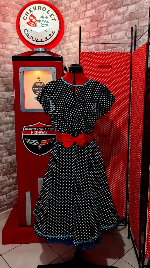 robe pin up noir à pois blanc avec des motifs d'oiseaux