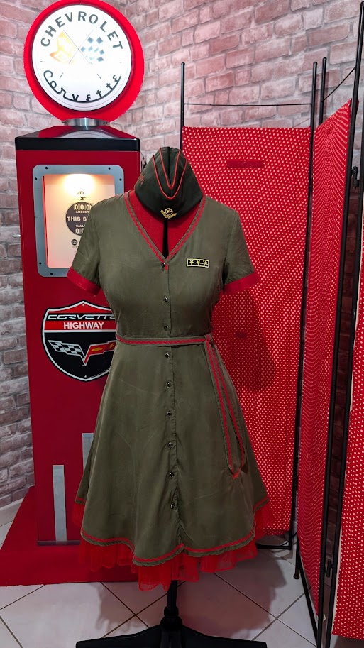 robe pin up vert rouge militaire avec des motif pin up et étoiles