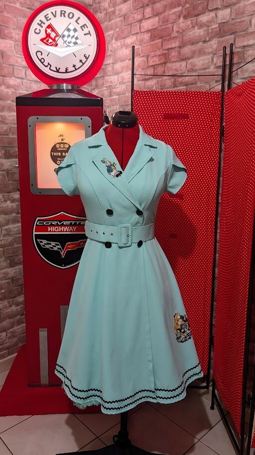 robe pin up bleu ciel avec des motifs pin up