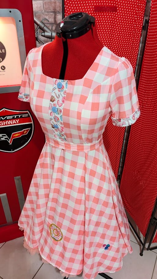 Robe pin up rose à carreaux avec des motifs donuts