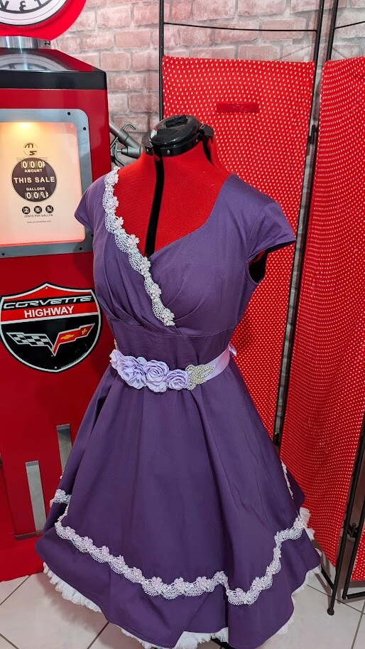 robe pin up violette avec des broderies blanche