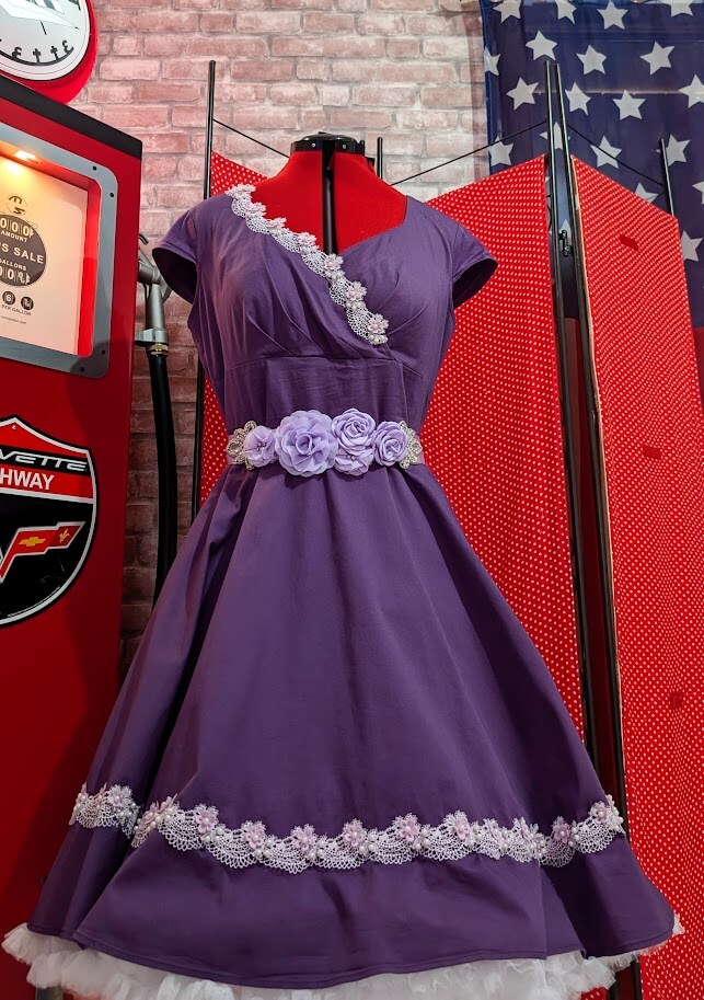 robe pin up violette avec des broderies blanche
