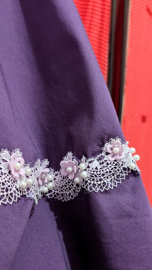 robe pin up violette avec des broderies blanche