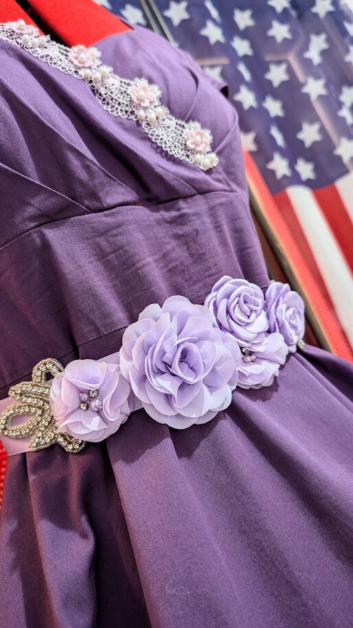 robe pin up violette avec des broderies blanche