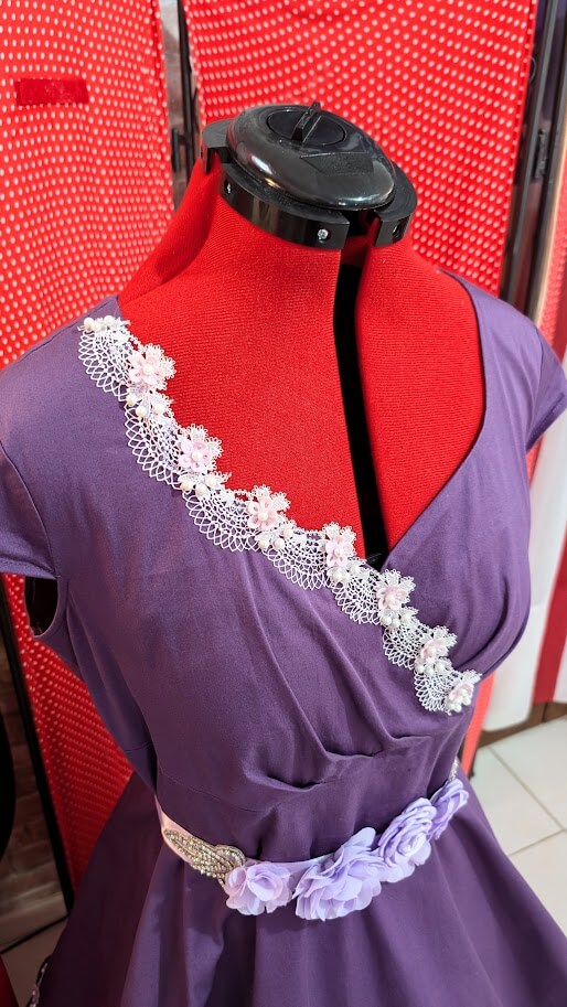robe pin up violette avec des broderies blanche