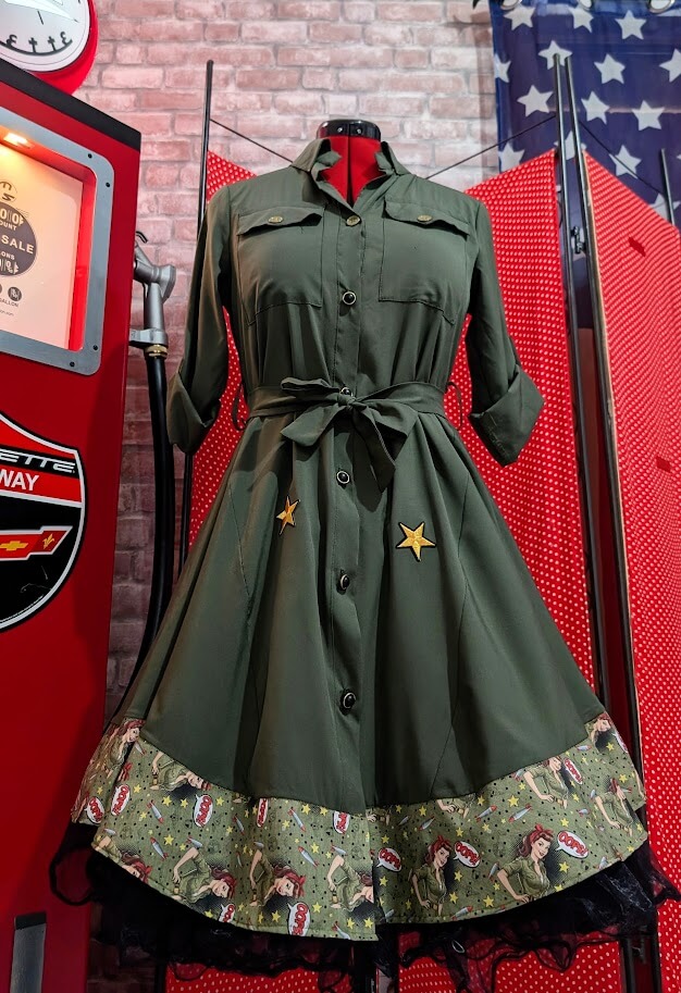 robe pin up vert militaire avec motifs pin up dans le dos et des broderies étoiles dorée.