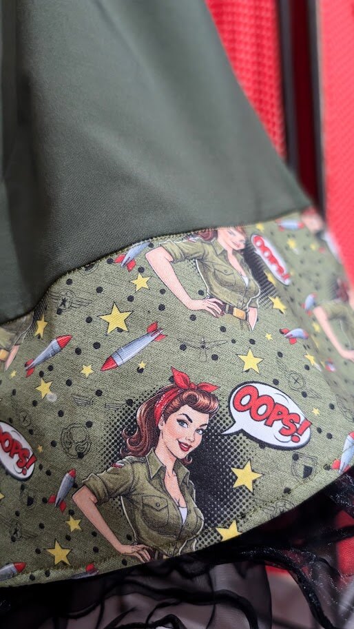 robe pin up vert militaire avec motifs pin up dans le dos et des broderies étoiles dorée.