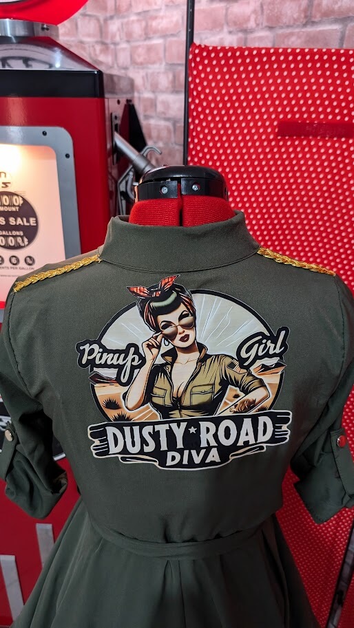 robe pin up vert militaire avec motifs pin up dans le dos et des broderies étoiles dorée.