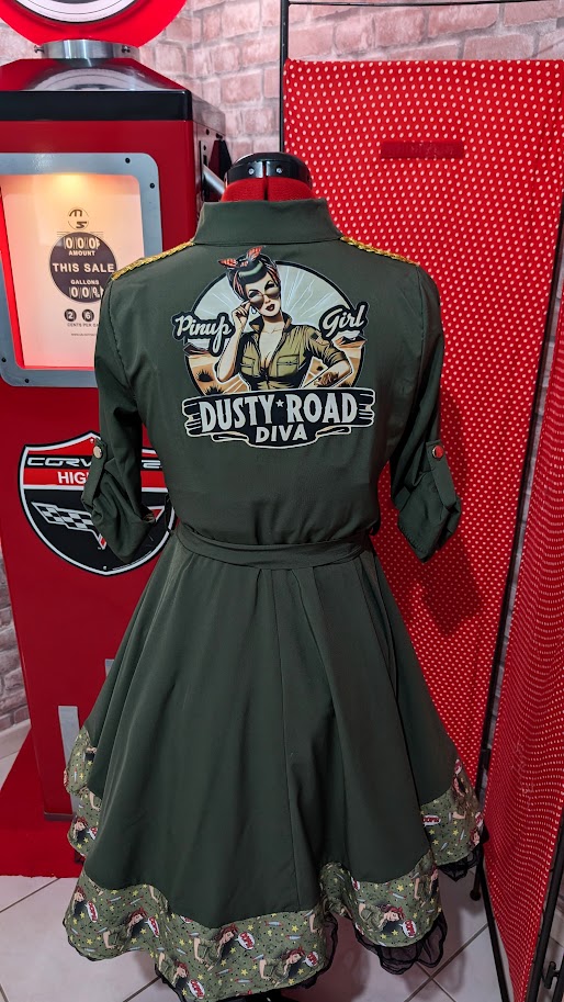 robe pin up vert militaire avec motifs pin up dans le dos et des broderies étoiles dorée.