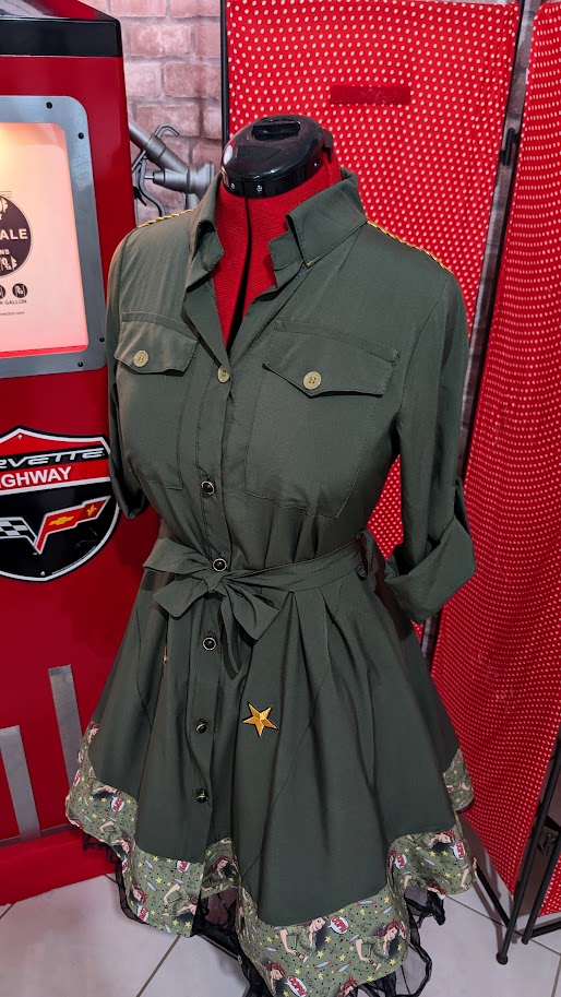 robe pin up vert militaire avec motifs pin up dans le dos et des broderies étoiles dorée.