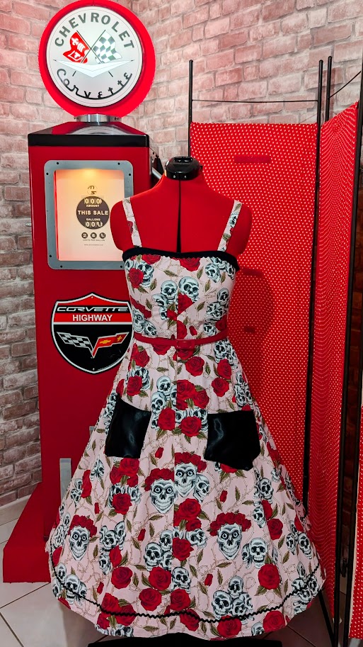 robe pin up rose avec des motifs crânes et roses rouge