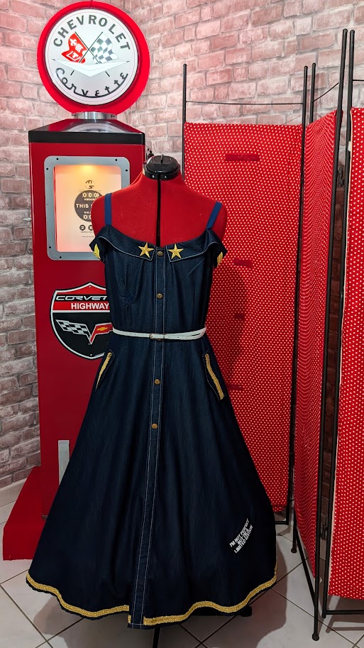 robe pin up rockabilly bleu jean avec des galons et chevrons dorés