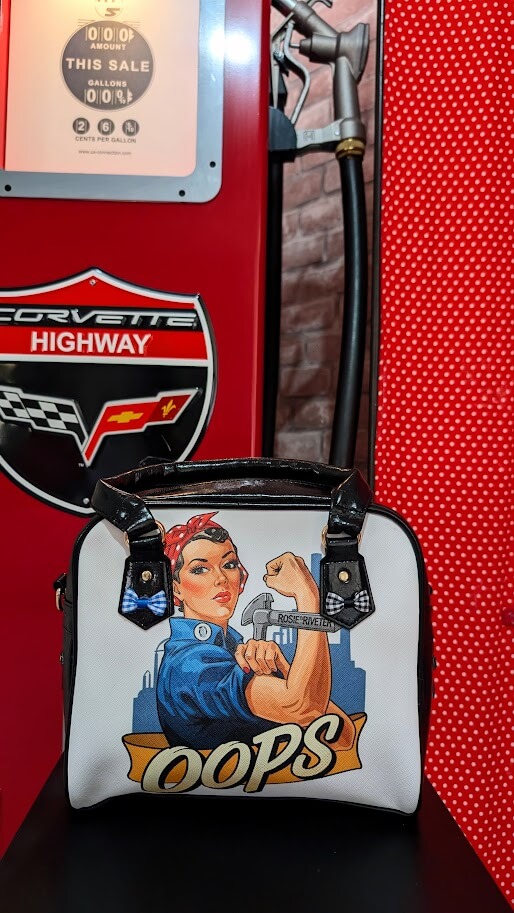 sac à main pin up noir et blanc avec un motif pin up rosie et des petit nœud papillon noir rouge et bleu