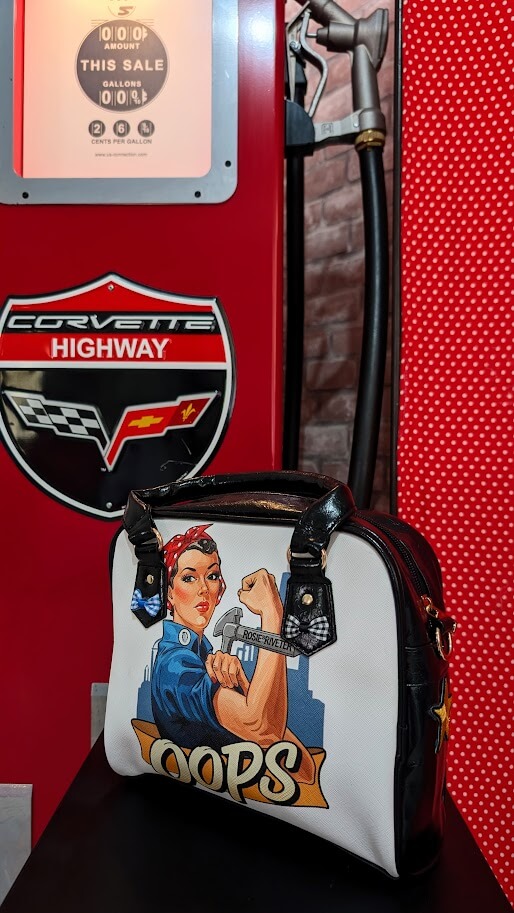 sac à main pin up noir et blanc avec un motif pin up rosie et des petit nœud papillon noir rouge et bleu