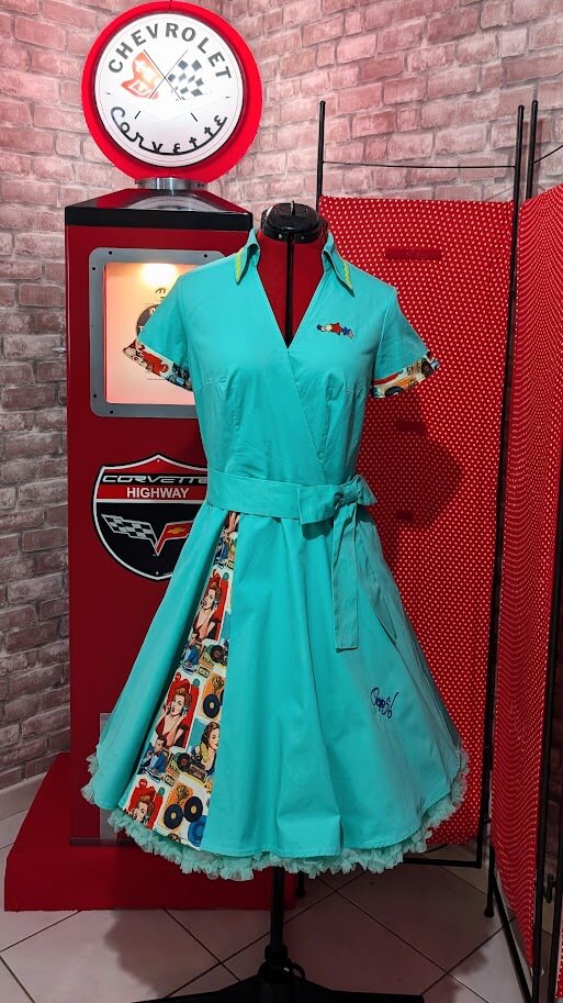 robe pin up bleu clair avec des broderies micro et vinyle et pin up