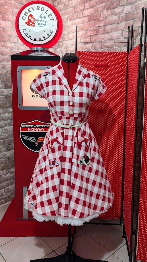robe pin up à carreau rouge et blanc , avec motif et broderies Pin up