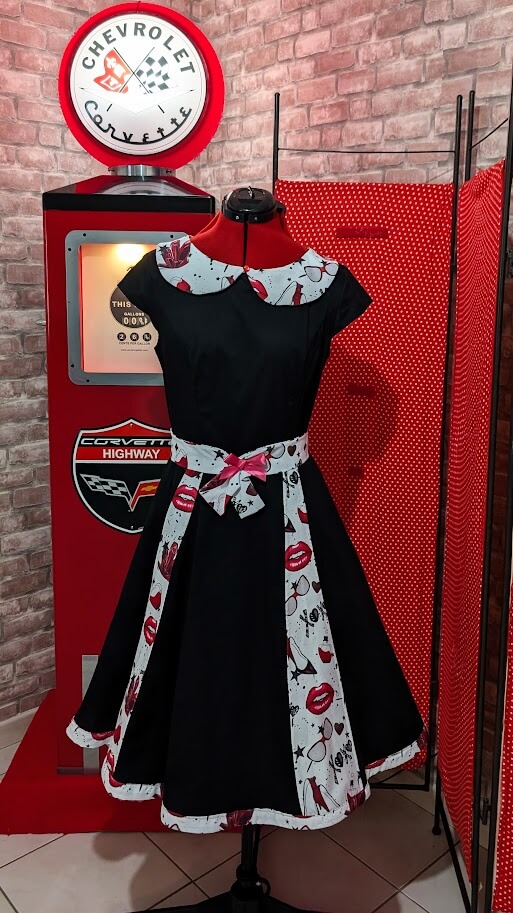robe pin up noir et blanc avec un col claudine et motif glamour