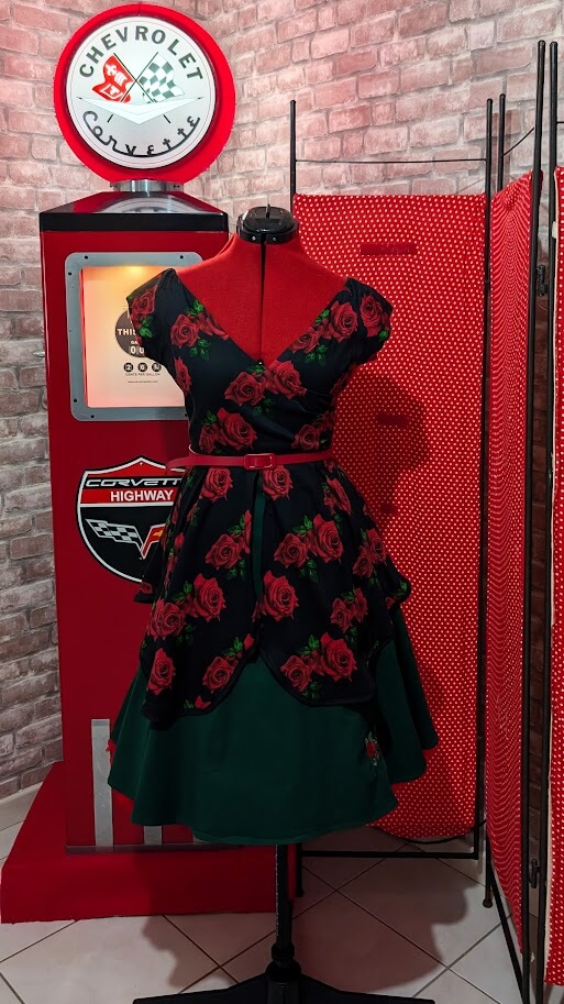 robe pin up de couleur vert et noir, avec des motifs de roses rouge