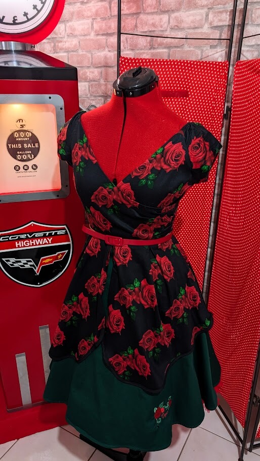 robe pin up de couleur vert et noir, avec des motifs de roses rouge