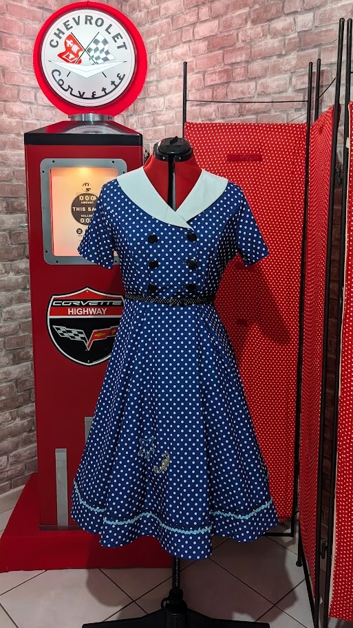 robe pin up bleu à pois blanc avec des motifs disney