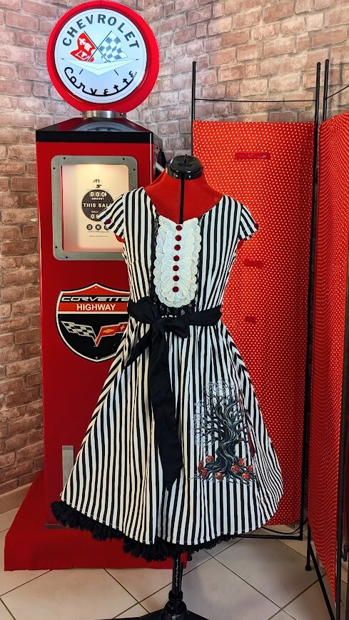 Robe pin up à rayures noires et blanches