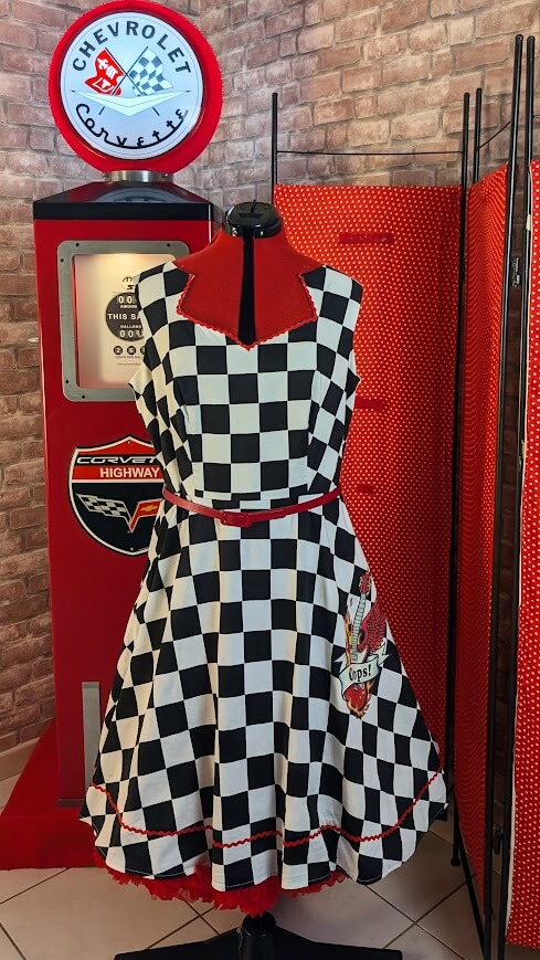 Robe pin up damier noir et blanc avec son col rouge et son imprimé guitare