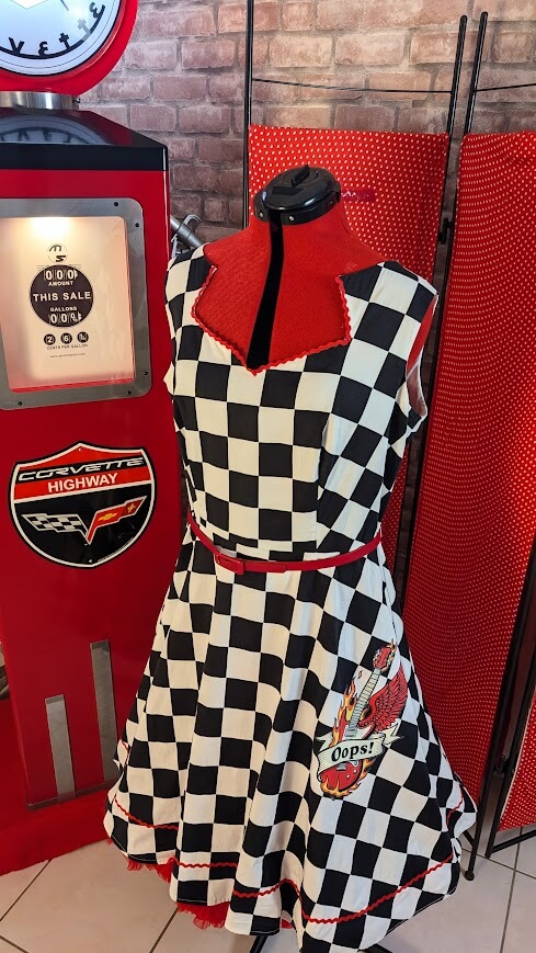 Robe pin up damier noir et blanc avec son col rouge et son imprimé guitare