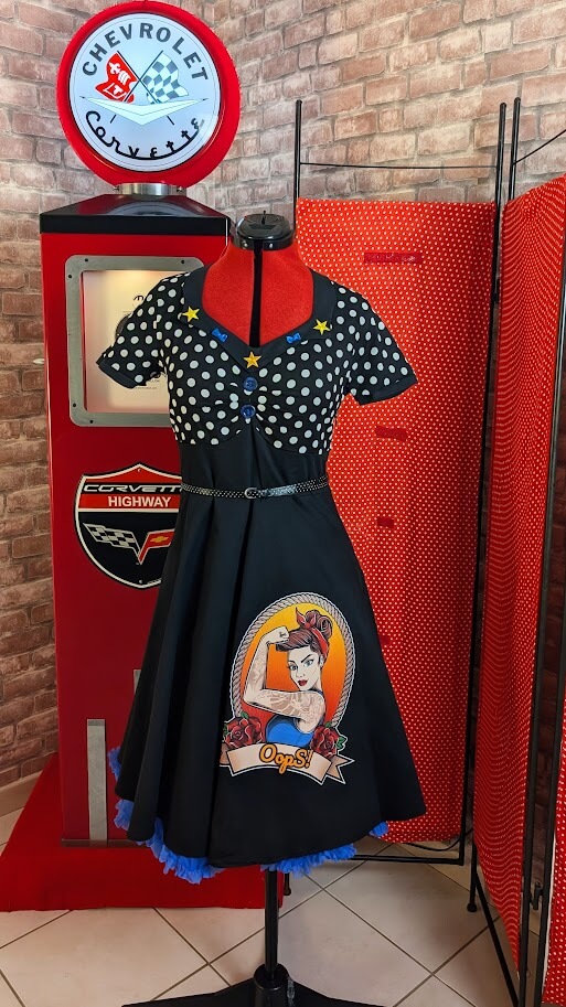robe pin up avec son haut noir à pois blanc et une jupe noir avec un motifs pin up