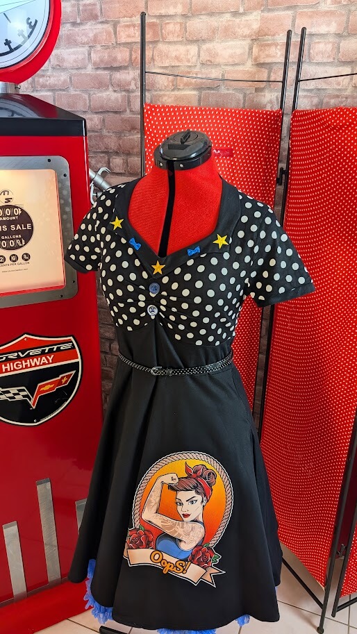 robe pin up avec son haut noir à pois blanc et une jupe noir avec un motifs pin up