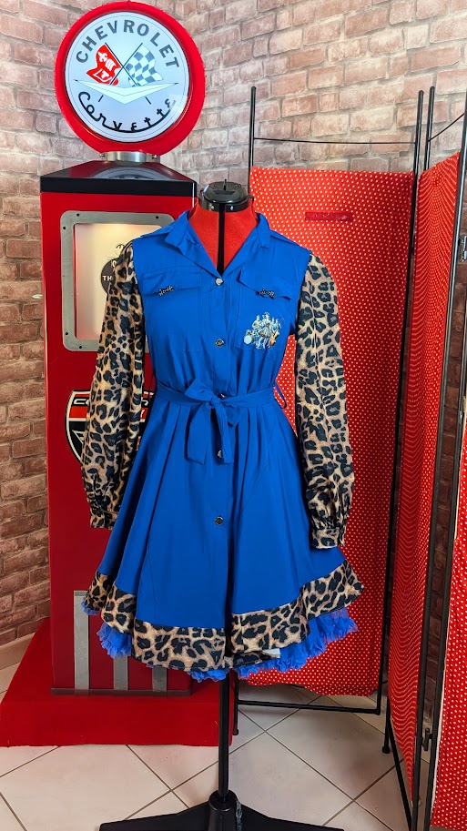 robe pin up swing bleu électrique avec des manches léopard , et imprimé pin up