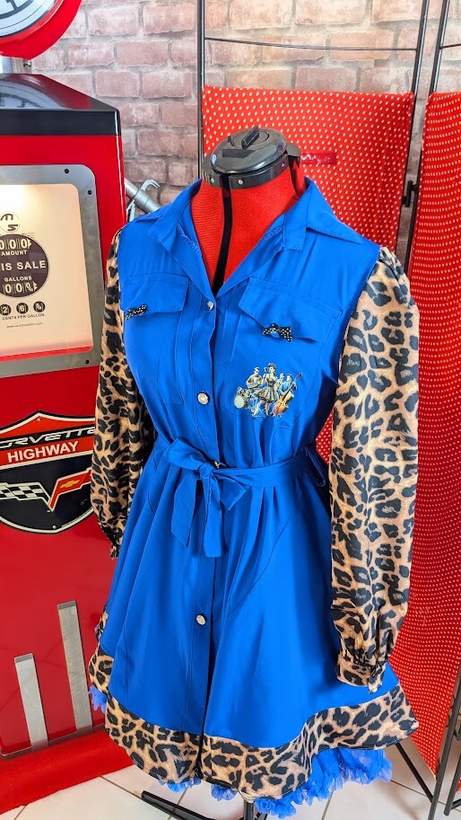 robe pin up swing bleu électrique avec des manches léopard , et imprimé pin up
