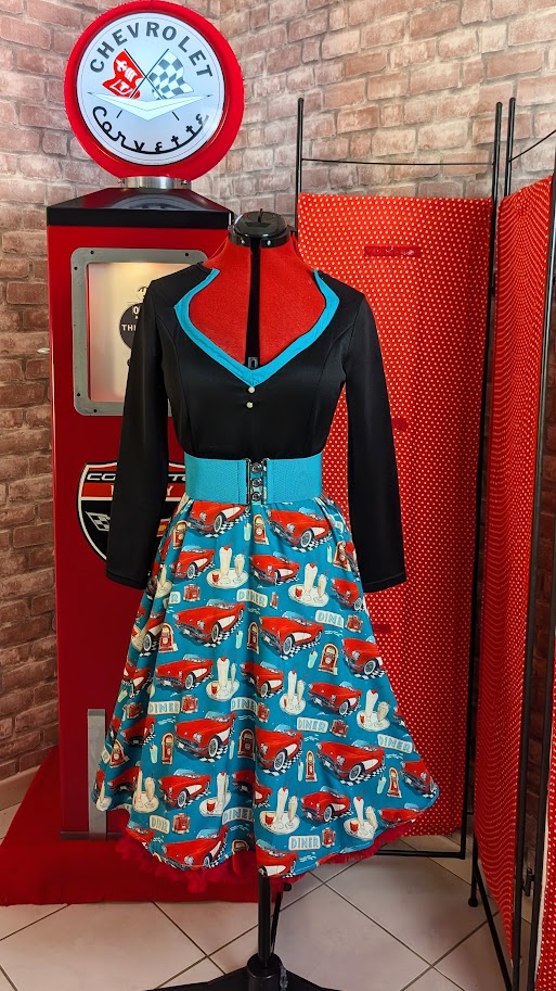 robe pin up bleu vert avec son motifs Cadillac dîner rockabilly