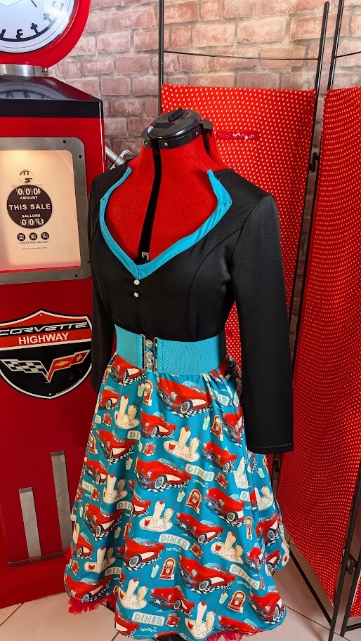 robe pin up bleu vert avec son motifs Cadillac dîner rockabilly