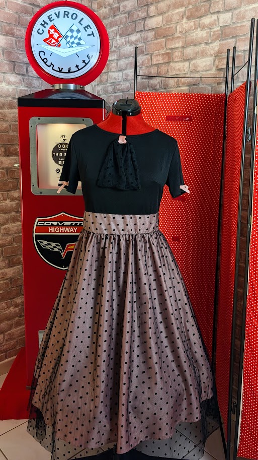 robe pin up noir avec des nœud rose